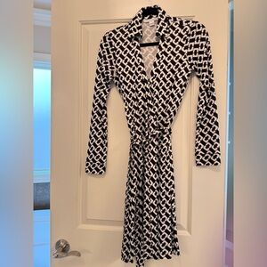 Diane Von Furstenberg Black and White Wrap Dress Size 2